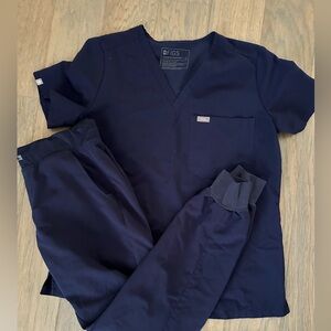 Selling medium set of women’s Figs